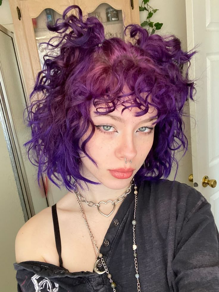 Simple Eye Looks, Hairstyles Goth, Grunge Indie Aesthetic, Curly Purple Hair, Purple Ombre Hair, Dyed Curly Hair, Split Dyed Hair, Simple Eye, Dyed Hair Inspiration