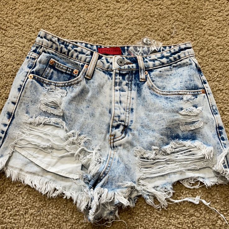 Distressed Denim Shorts Women’s. Brand New! Purchased From A Boutique. It Says A Size Small But I Would Say It Fits Around A 6 Bd Ideas, Shoes Wishlist, Cute Jean Shorts, Country Fits, Casual Country Outfits, Cute Country Outfits, Summer Outfits For Teens, Yogurt Recipes, Jean Short