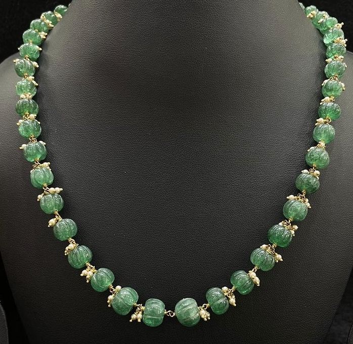 Emrald Beeds Jewellery, Green Beads Jewellery Designs, Gold Pearl Jewelry, Gold Bridal Necklace, Beads Collection, Antique Gold Jewelry Indian, Jewelry Editorial, Pearl Jewelry Design, Gold Jewelry Simple Necklace