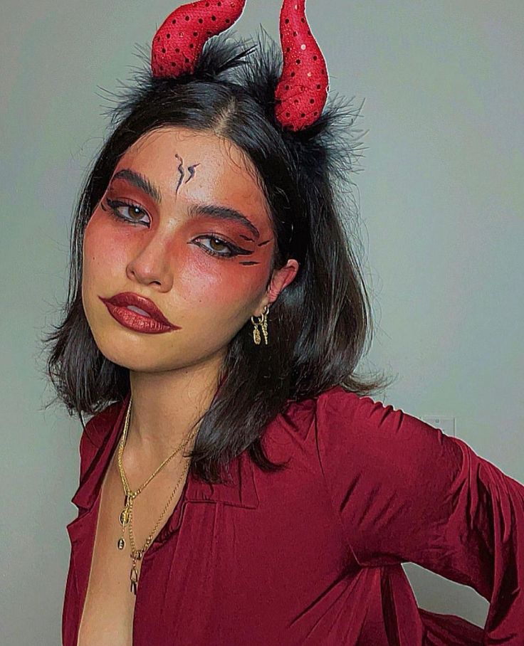 Devil Costume Women Aesthetic, Devil Halloween Hairstyle, Devil Girl Makeup Halloween, Devil Costume Hair Ideas, Halloween Devil Make Up, Makeup For Devil Costume, Devils Makeup, Pretty Devil Makeup, Devil Cute Makeup