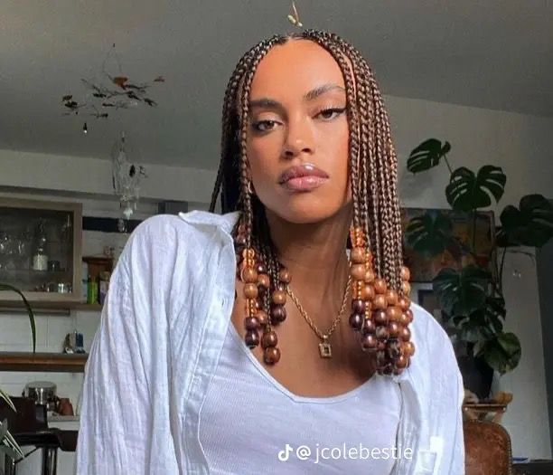 Cute Tops Aesthetic Vintage, Bead Color Combinations For Hair, Bead Hairstyles Black Women, Short Braids Beads, College Hairstyles Black Women, Brown Short Braids, Braids Styles 2023, Short Braided Hairstyles For Black Women, Braids With Wooden Beads