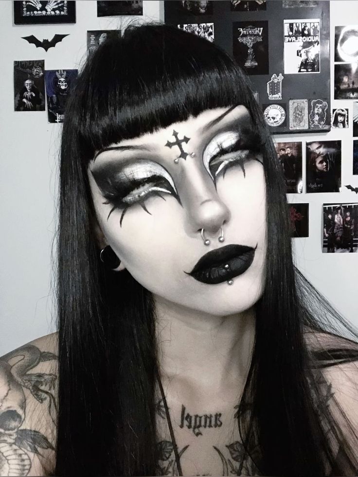 goth girl Goth Anime Makeup, Colorful Goth Makeup, Goth Makeup Aesthetic, Cute Goth Makeup, Gothic Makeup Looks, Traditional Goth Makeup, Goth Girl Makeup, Goth Eyebrows