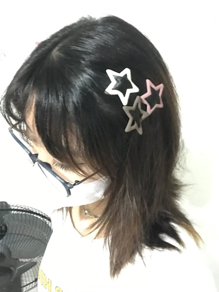 Snap Clips Hairstyles, Hair Clips Hairstyles, Hair Clips Aesthetic, Hair Clip Hairstyles, Silver Y2k, Y2k Hair, Clip Hairstyles, Style Korea, Short Hair Tutorial