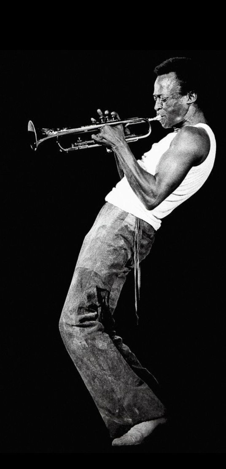 MILES DAVIS Music Wallpaper Iphone, Iphone Images, Arte Jazz, Iphone Image, Jazz Players, Musician Photography, Jazz Bar, Free Jazz, Trumpet Players