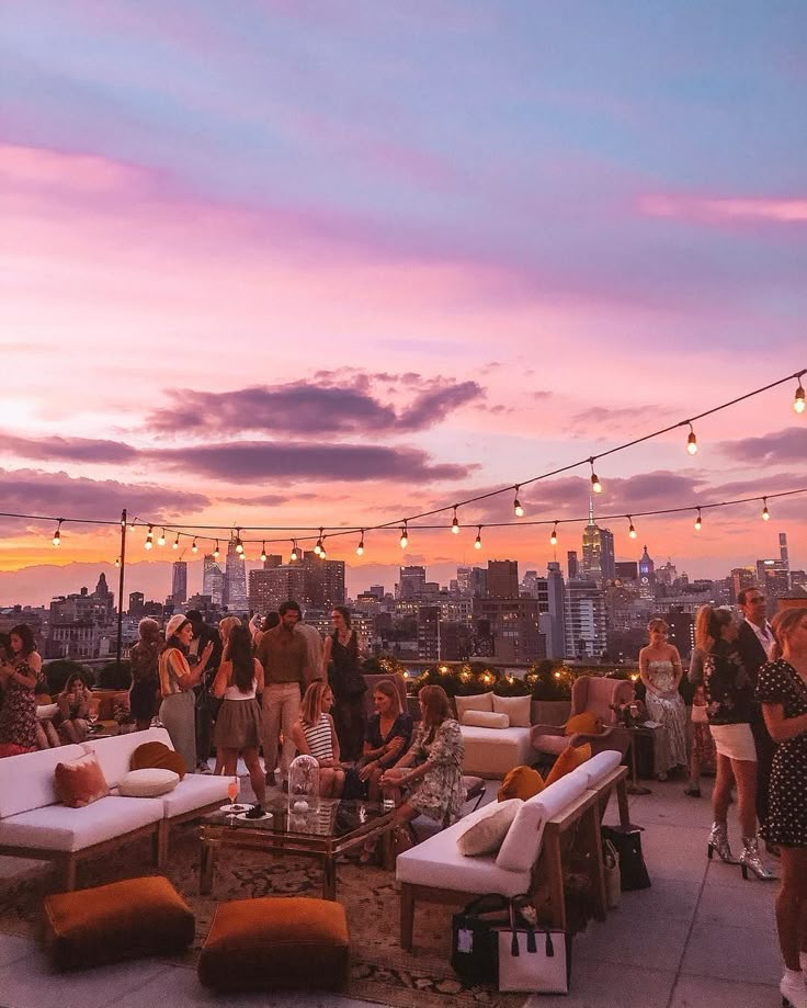 summer rooftop vibessss Rooftop Decor, Rooftop Ideas, New York Rooftop, Sunset Party, Nyc Rooftop, Rooftop Party, Rooftop Design, Rooftop Wedding, Rooftop Garden