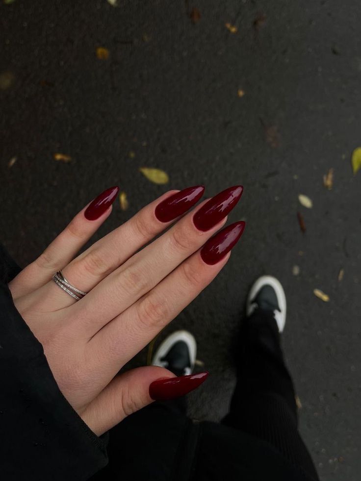 Kutek Disney, Dark Red Nails, Wine Nails, Maroon Nails, Red Acrylic Nails, Nagel Tips, Smink Inspiration, Makijaż Smokey Eye, Classy Acrylic Nails