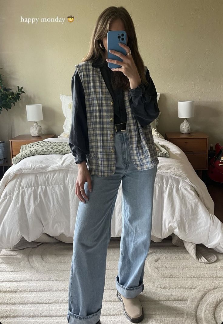 Flannel Outfit For Work, Outfit With Collared Shirt, Winter Fits For Women, Casual Market Outfit, Non Basic Winter Outfits, Helen Georgia Outfits, Outfits To Wear In New York Spring, Maverick City Concert Outfit, Overall And Flannel Outfit