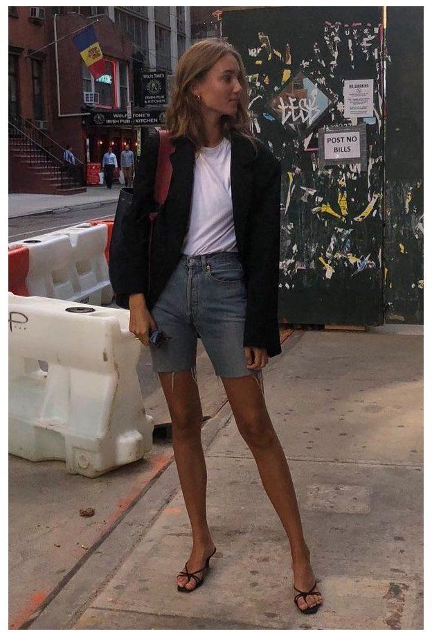 Amalie Moosgaard, Denim Shorts Outfit, Dad Shorts, Summer Shorts Outfits, Bermuda Jeans, Looks Street Style, Street Style Trends, Outfit Trends, 가을 패션