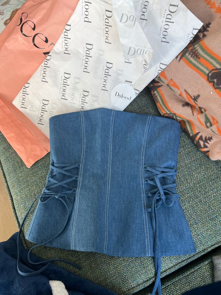 Denim Corset Diy, Corset Jeans Outfit, Causal Chic Outfits, Corset Jean, Jean Corset, Corset Jeans, Diy Clothes Tops, Jeans Upcycle, Corset And Jeans