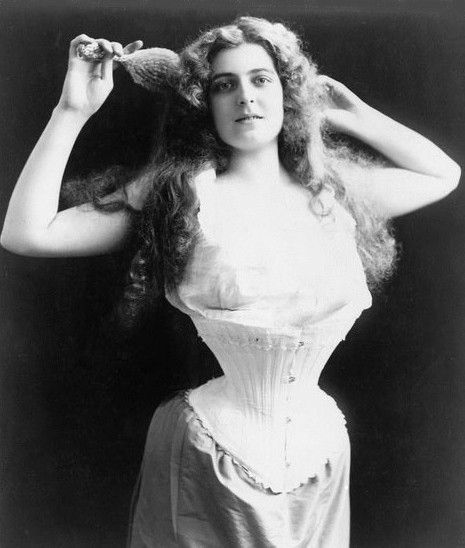 STYLISH TORTURE: This anonymous photograph from circa 1899 shows a woman wearing a rather extreme corset. It creates what is known as a “wasp waist,” making the waist as small as possible to emphasize the glamorized “hourglass” figure. Cinching the waist emphasizes the hips and breasts, thus creating a hyper-feminine body shape. Edwardian Corsets, Isadora Duncan, Nadja Auermann, Strange History, Denim Dog, Recycled Denim, Dyed Dress, Fashion Tips For Women, The New Yorker