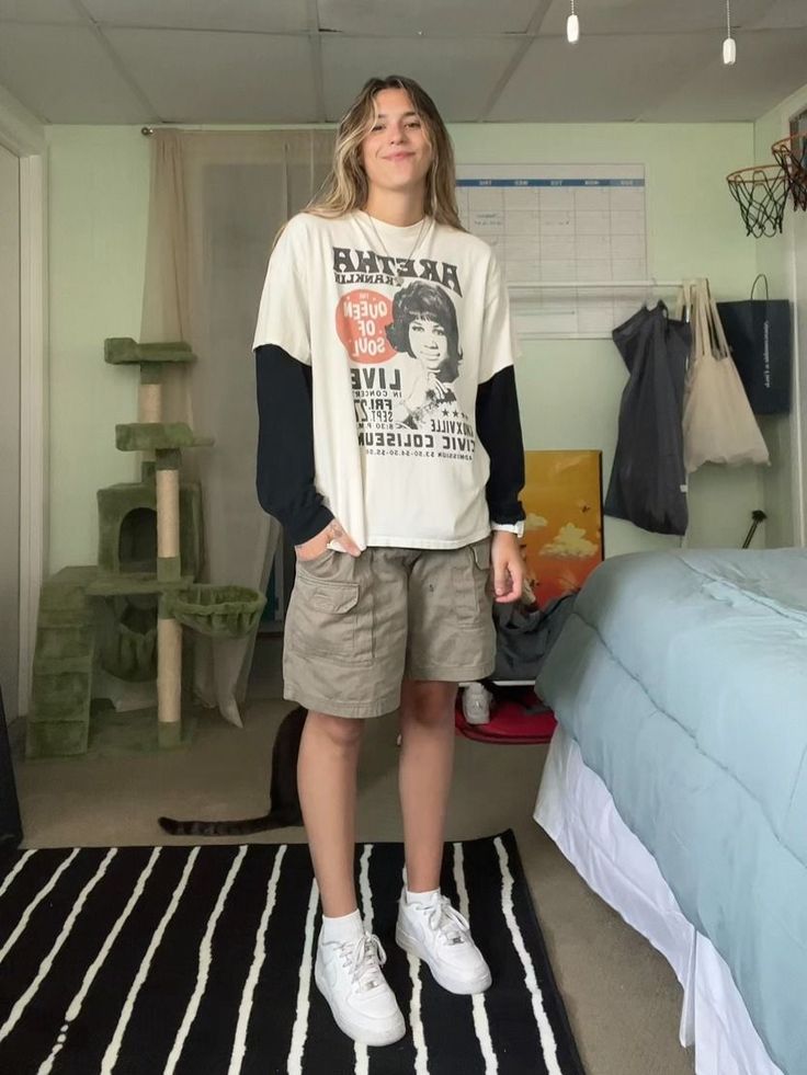 Big Sweater And Shorts Outfit, Cool Outfits With Shorts, Athletic Masc Outfits, Brown Cargo Shorts Outfits Women, Masc Doc Martens Outfit, Brooklyn Outfit Aesthetic, Masc Jorts Outfit, Alli Bellairs Outfits, Jorts Women Outfits