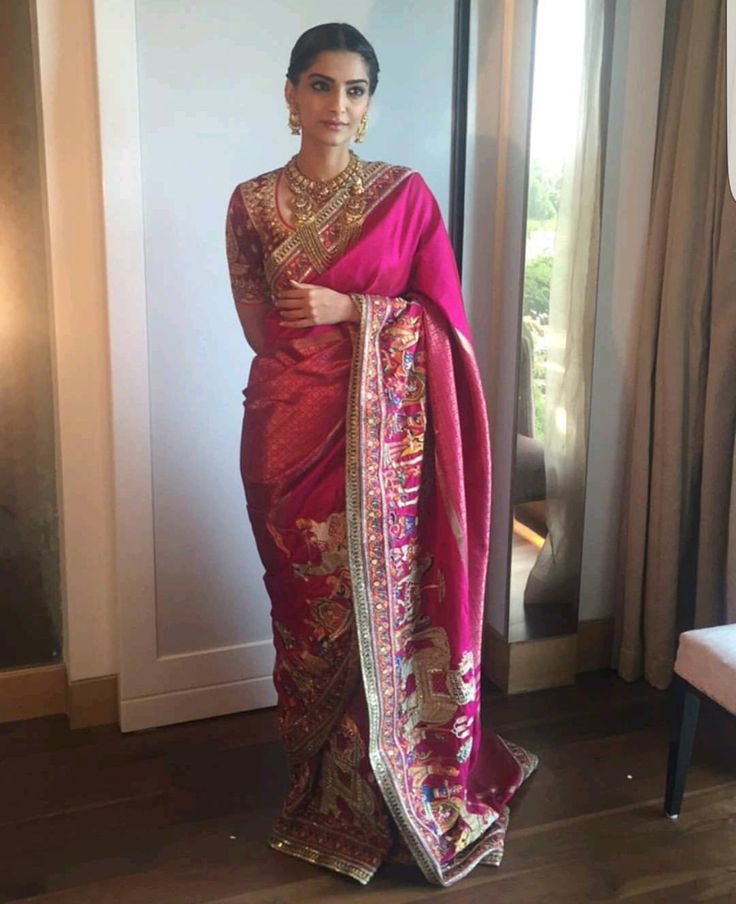 Sonam Kapoor Fashion, Indian Wedding Gowns, Ethnic Clothes, Indian Sari Dress, Saree Looks, Sari Dress, Designer Saree Blouse, Indian Fashion Saree, Saree Blouse Patterns