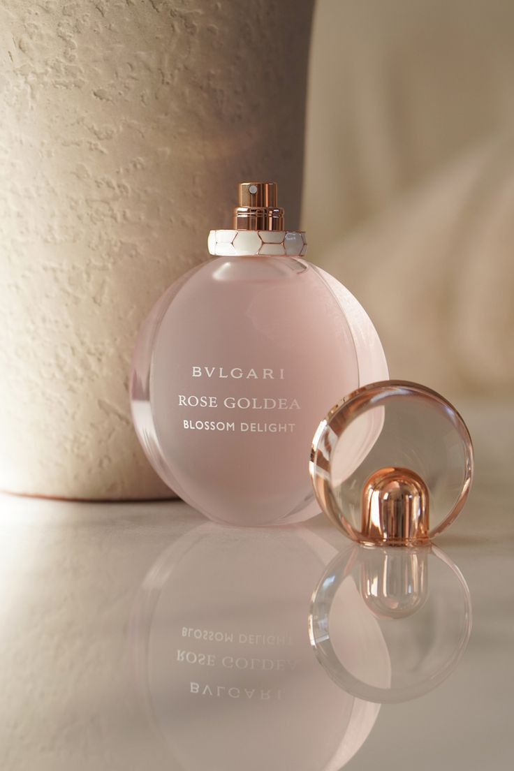 Bvlgari Perfume Woman, Bvlgari Perfume, Bvlgari Rose, Koleksi Parfum, Fragrance Lab, Expensive Perfume, Pretty Perfume Bottles, Perfume Photography, Fragrances Perfume Woman