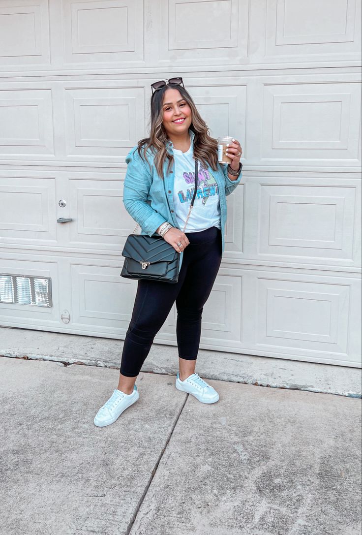 Jean jacket outfit Graphic T Shirt Outfit, Blue Jean Jacket Outfits, Postpartum Outfits, Jean Jacket Outfit, Light Blue Jean Jacket, Mommy Fashion, Casual Oufits, Outfits Gorditas, 2023 Outfits