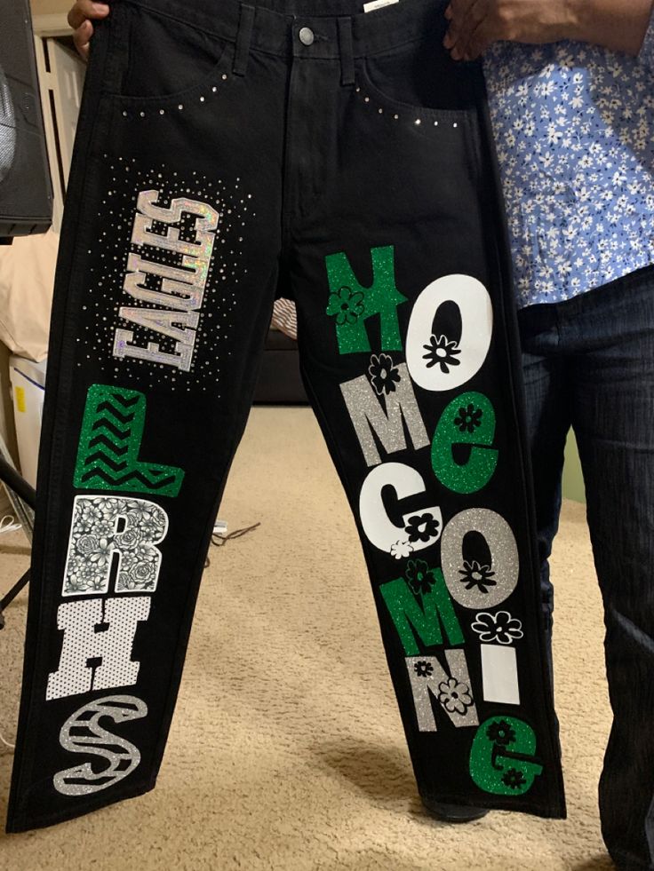 Black Senior Pants, Freshman Pants Ideas, Homecoming Pants Ideas Freshman, Homecoming Pants Ideas Sophomore, Homecoming Jeans Painted, Spirit Week Jeans, Winter Outfits Birthday, Homecoming Pants Ideas, Decorated Pants