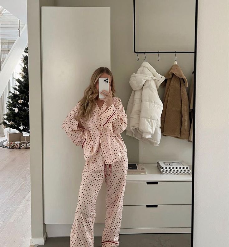 girls night, girls nights essentials, best friends, girlies, girls night in, girls night out, besties, girls diner, pyjama set Cute Pajamas Winter, Pijama Cute, Cute Pijamas, Loungewear Ideas, Holiday Loungewear, Winter Pjs, Pajamas Aesthetic, Pijamas Women, Pajama Outfit