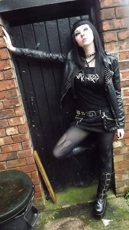 Black Metal Girl, Womens Belts, Goth Women, Goth Beauty, Punk Girl, Metal Fashion, Metal Girl, New Rock, Alt Fashion