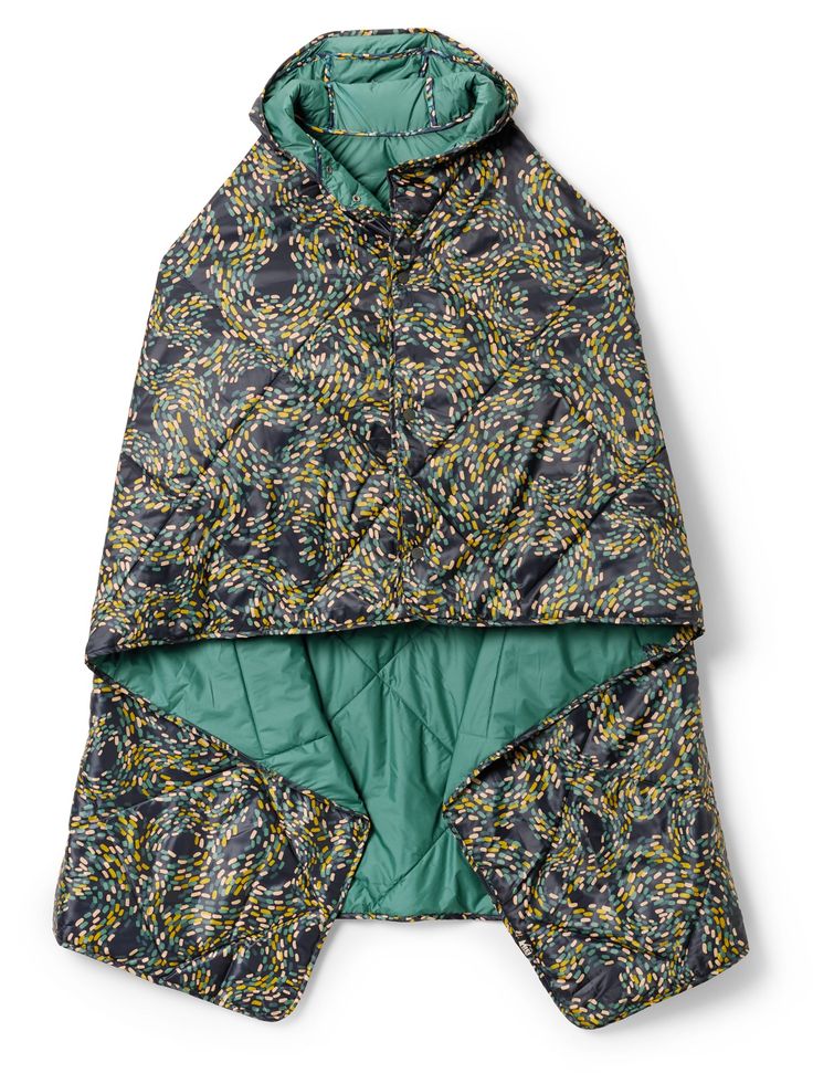 Designed to perform stay-warm wizardry  the REI Co-op Campwell camp wrap is a wearable blanket with a generous built-in hood. Now the coziest spot in camp is wherever you are. Boro Quilt, Cute Caravan, Camping Attire, Twd Rick Grimes, Twd Rick, Night Outside, Thrifting Ideas, Cute Plus Size Clothes, Needs Vs Wants