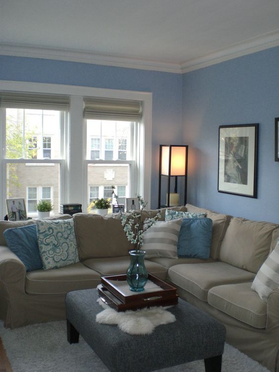 a living room with blue walls and white carpeted flooring is shown in this image