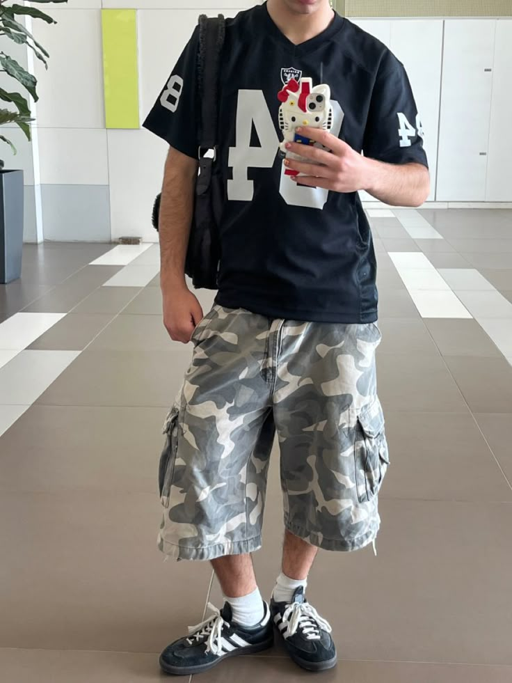 Mens Thrift Fashion Summer, Thrifted Outfits Men, Pants Fall Outfit, Fashion Aesthetic Streetwear, Retro Ootd, Streetwear Fashion Baggy, Fashion Baggy, Mens Shorts Outfits, Streetwear Inspo