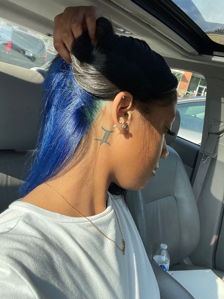 Blue Natural Hair, Peekaboo Hair Colors, Hair Stripes, Dyed Hair Blue, Peekaboo Hair, Quick Natural Hair Styles, Dyed Hair Inspiration, Colored Curly Hair, Dyed Natural Hair