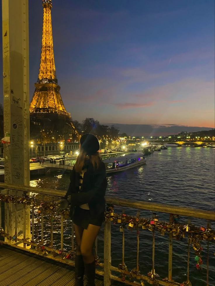 Eiffel Tower Dinner Outfit, Picture In Front Of Eiffel Tower, Eiffel Tower Spots, Eiffel Tower Picture Ideas Night, Poses For Eiffel Tower, Poses In Front Of Eiffel Tower, How To Pose In Paris, Eiffel Tower Poses Pictures, Paris Picture Ideas Winter