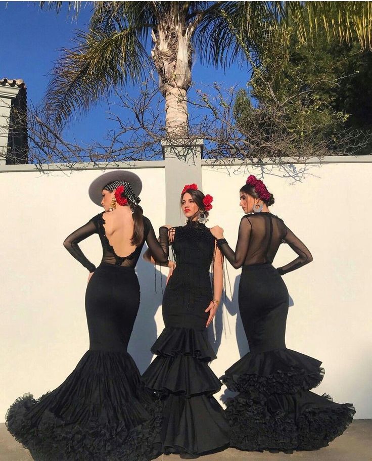 Black Spanish Dress, Traditional Mexican Prom Dress, Spanish Dress Aesthetic, Flamenco Dress Modern, Spanish Womens Fashion, Spanish Outfits Traditional, Spain Traditional Clothing, Mexican Fiesta Party Outfit Women, Spanish Traditional Clothing