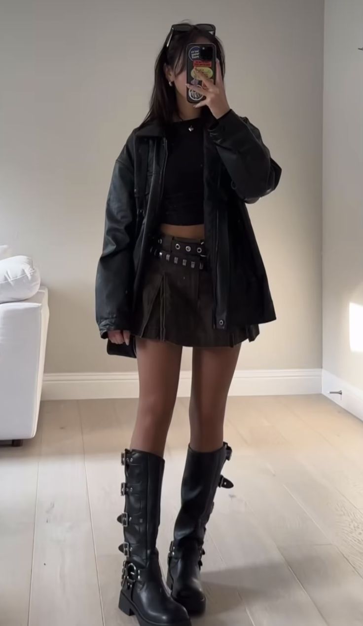 Chase Atlantic Inspired Outfits, Dark Concert Outfit, Edgy Girly Outfits, Edgy Girls, Outfits Edgy, Looks Pinterest, Ootd Ideas, Concert Outfits, Dark Feminine