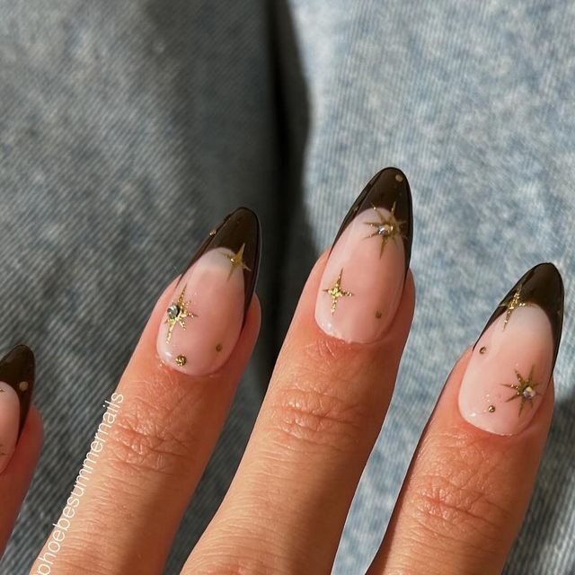 Phoebe Cascarina on Instagram: "You just know I had to do this set in brown 🤎   @14_day_manicure Dark knight  Chrome powder and gems are linked on my story (& saved in my October story highlight) ✨   *contains gifted products #nails #nailinspo #nailart #nailsofinstagram #naildesign #nailstagram #gelnails #acrylicnails #nailartinspo #naildesigns  #nailinspiration #nailsoftheday #almondnails #simplenails #phoebesummernails #nailinspo2024 #2024nails #winternails #winternailinspo #nailinspo2024 #autumnnails #fallnails #nailtutorials #nailvideos" Star Nails Minimalist, Star Constilation Nails, Full Set Inspo Nails, Black French Tip With Gold Stars, Wedding Nails Stars, New Years Nails Stars, Nails With Twinkle Stars, Gold Chrome Star Nails, Star Designs On Nails