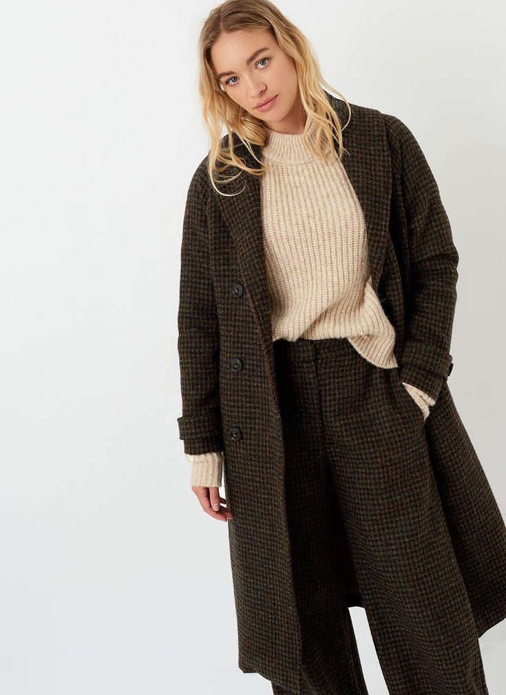 Tweed Coat Outfit Women, Tweed Coat Outfit, Tweed Jacket Outfit, Harris Tweed Jacket, Style Inspiration Spring Summer, Lady Jacket, Womens Tweed Jacket, Tweed Coat, Simple Tees