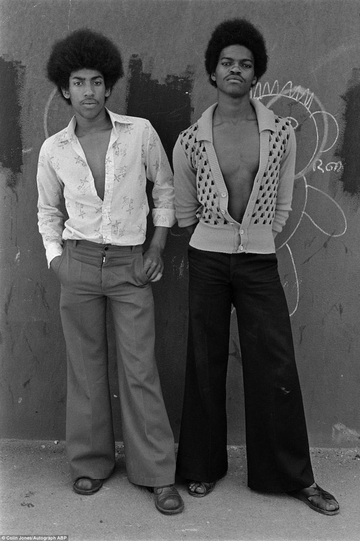 Intimate portraits reveal what life was like for London's young black community in the 1970s and 80s | Daily Mail Online 70s Black Fashion, 70s Fashion Men, Look Disco, 70s Mens Fashion, Style Année 80, Look 80s, African American Fashion, Western Outfits Men, Disco Fashion