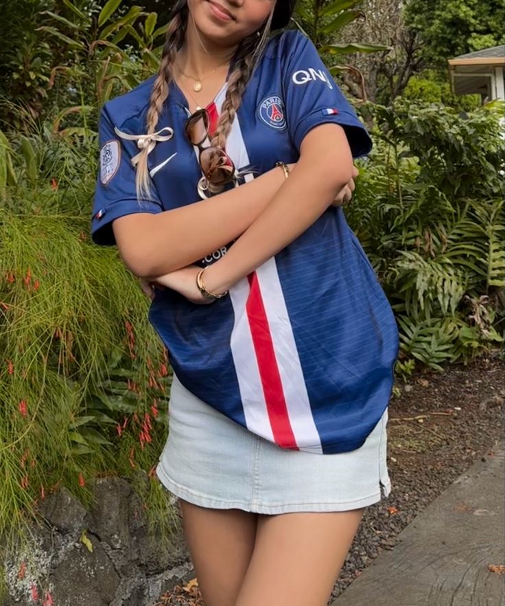 denim skirt jersey fit and braids Jersey With Skirt Outfit Football, Jersey And Skirt, Jersey Outfit Women Skirt, Jean Skirt And Jersey Outfit, Y2k Style Mid-rise Denim Mini Skirt, Summer Mini Denim Skirt With Built-in Shorts, Soccer Outfit, Outfit Inso, Denim Skirt Outfits