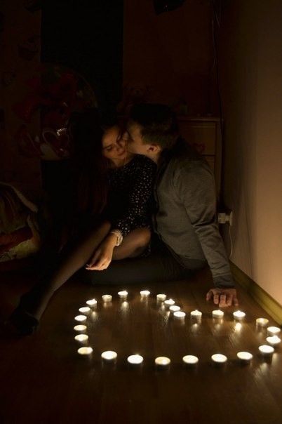 Love Couple Photoshoot In Bedroom, Candle Night Dinner At Home, Romantic Candles Aesthetic, Candle Light Dinner At Home, New York Living Room, Marriage Pic, Candle Light Dinner Ideas, Candle Night Dinner, Candle Light Room