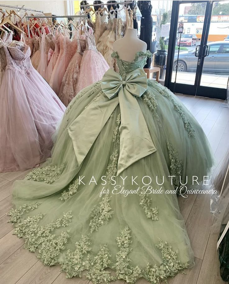 Green Quince Dress, Green Quinceanera Theme, Xv Dresses, Quincenera Dresses, Quince Themes, Green Quinceanera Dresses, Mexican Quinceanera Dresses, Quinceanera Themes Dresses, Sweet 15 Dresses