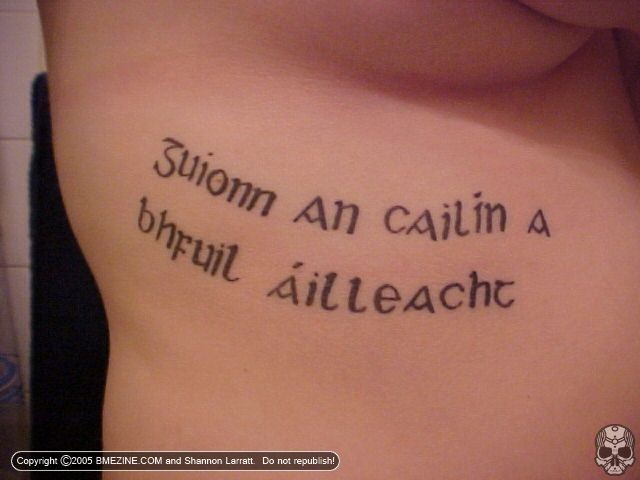 a person with a tattoo on their stomach that says, whom an calm is beautiful alleach