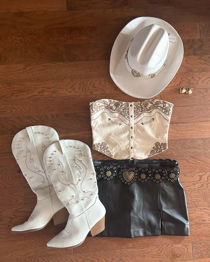 Live your best cowgirl life in our Cream Faux Suede Western Embroidered Strapless Corset Top! Faux suede and subtle embroidery make this strapless western corset top your new concert and festival season essential! The curved hem and side zipper keep this top sleek and fitted while stretch fabric ensures comfort for all-day wear. Style your western corset top with vintage denim for an instant classic look, or pair with a pu mini skirt for an edgier look. Corset Cowgirl Outfit, Western Bar Outfit, Western Festival Outfits, 21st Nashville, Country Party Outfit, Dress Western Boots, Cow Girl Outfits, Denim Corset Dress, Traje Cowgirl