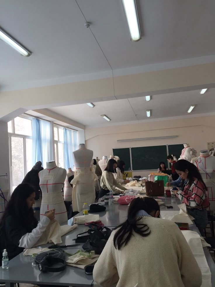 fashion school, aesthetic. Modeling School Aesthetic, Fashion Designer School Aesthetic, London Fashion Designer Aesthetic, Fashion Carrer Aesthetic, Paris Fashion Designer Aesthetic, Fashion Design College Aesthetic, Study Fashion Aesthetic, Fashion Design Major Aesthetic, Paris Fashion Student Aesthetic