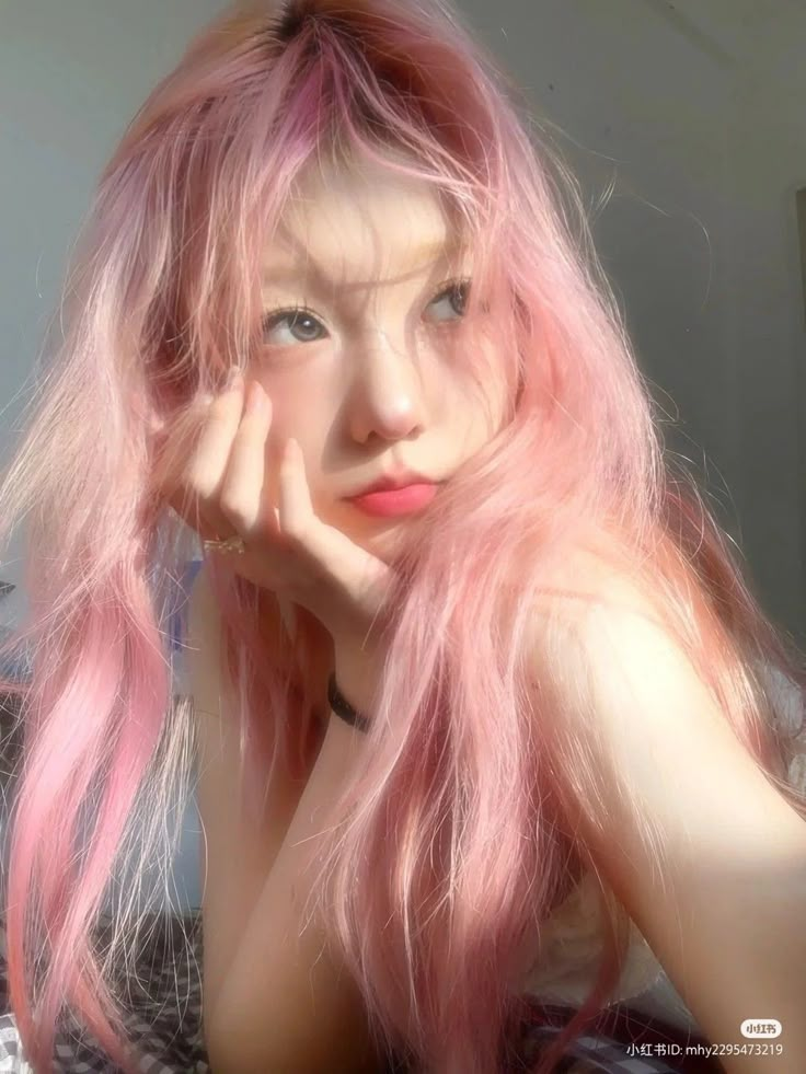 cute girl with pink hair aesthetic from xiaohongshu ID: mhy2295473219 Girl With Pink Hair Aesthetic, Pink Hair Aesthetic, Dress Outfits Aesthetic, Y2k Asian, Retro Ootd, Baby Pink Hair, Long Pink Hair, Korean Y2k, Light Pink Hair