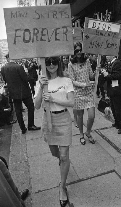 Pro-mini skirt sirls protesting against "Dior style" clothing on the street of London in 1960s. They look very modern, their outfits fit in with any closet nowadays. Stile Pin Up, 60s Aesthetic, Mary Quant, Dior Forever, Swinging Sixties, Skirt Denim, Jane Birkin, 1960s Fashion, Jolie Photo