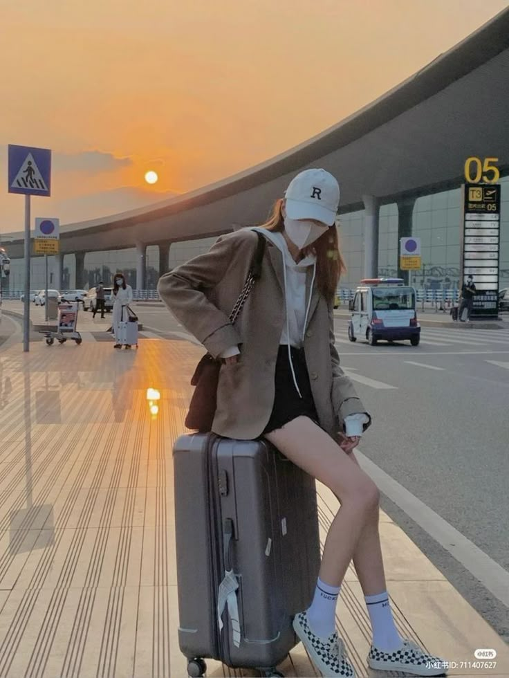 Airport Outfit Korean, Korean Airport Fashion, Ootd Poses, Travel Pose, Airport Pictures, Airport Aesthetic, Airport Fits, Airport Photos, Airport Look