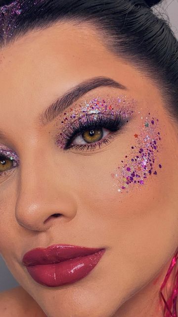 Kesha Glitter Makeup, Fairy Costume Makeup Glitter, Make Glitter Carnaval, Glitter Face Paint Ideas, Glitter Face Makeup Festival, Festival Glitter Looks, Face Glitter Ideas, Glitter On Face, Glitter Bar Ideas