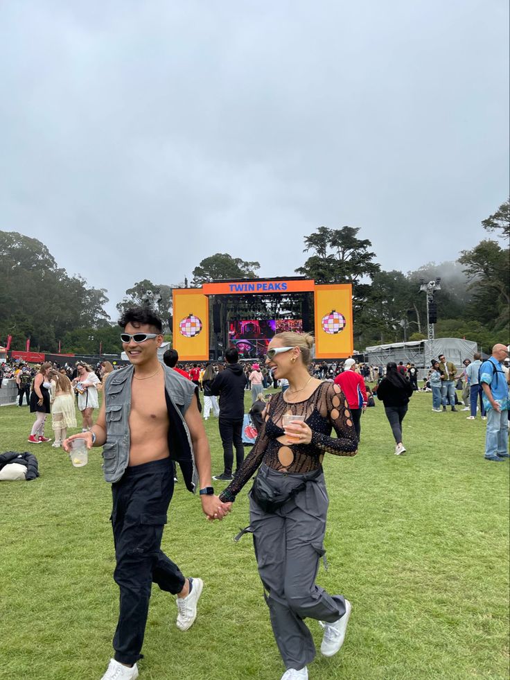 Matching Couple Outfits Festival, Couple Edm Outfits, Rave Outfits For Couples, Edm Festival Outfit Couple, Group Festival Outfits Matching, Music Festival Couple Outfits, Couple Coachella Outfits, Ultra Music Festival Outfits Rave, Couple Outfits Festival