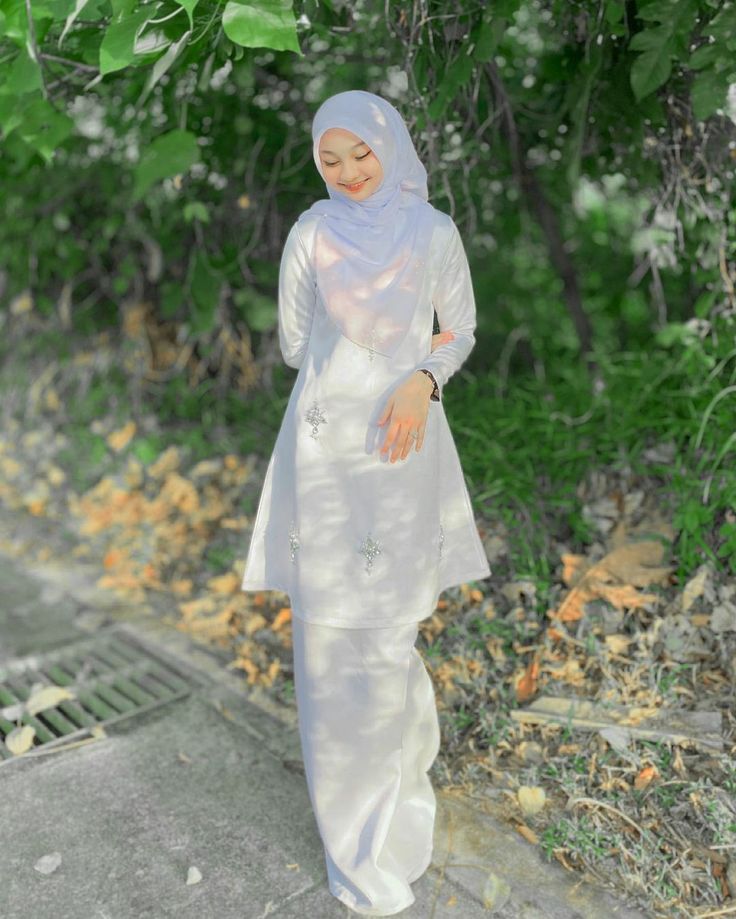 @aireenasf Hari Raya Pose Ideas, Raya Ootd Pose, Baju Kurung Modern Style, Ootd Hari Raya, Baju Raya Ideas Modern, Malaysian Outfit, Malaysian Hijab Style, Outfit Hari Raya, Malaysia Ootd