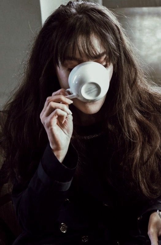 coffee girl aesthetic Me As A Drink, Women Drinking Tea, What To Wear To Brunch, Bangs Makeup, Frazzled English Woman, Brunch Outfits, Style List, Spring Brunch, Spencer Hastings