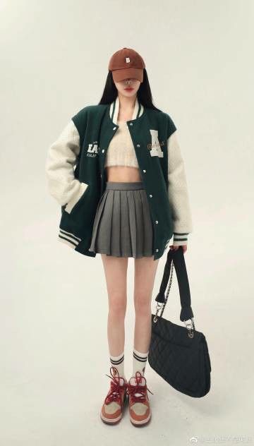 Varsity Skirt Outfit, Ootd Varsity, Varsity Outfit, Varsity Jacket Outfit, Casual Outfit Inspiration, Women's Casual Style, Harajuku Fashion, Stage Outfits, Minimal Fashion