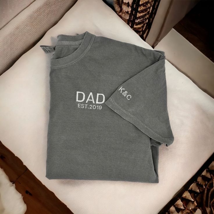 a gray shirt that says dad on it