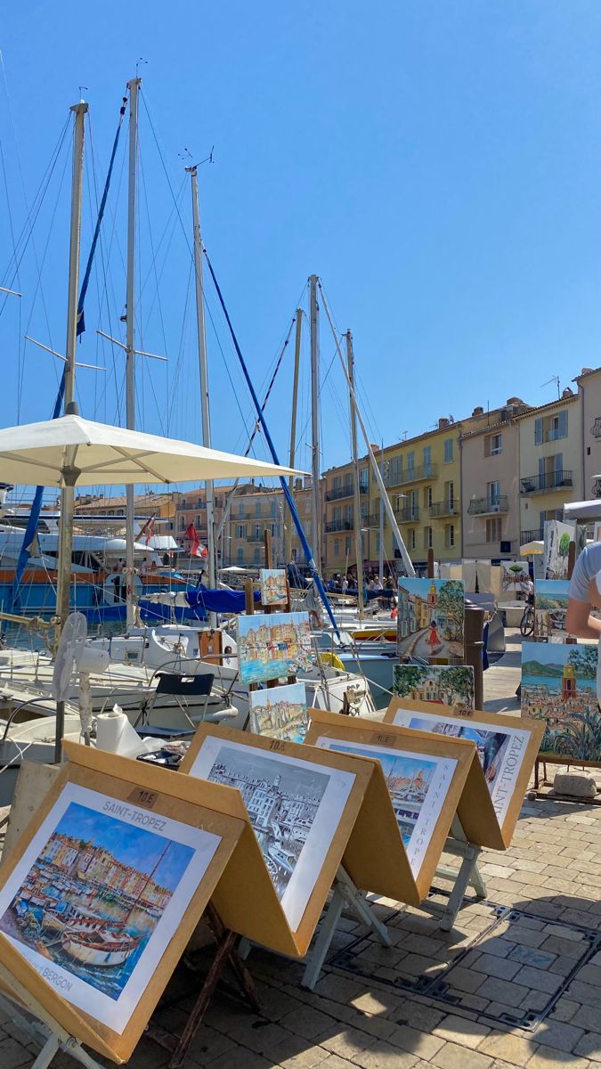 there are many paintings on display at the marina