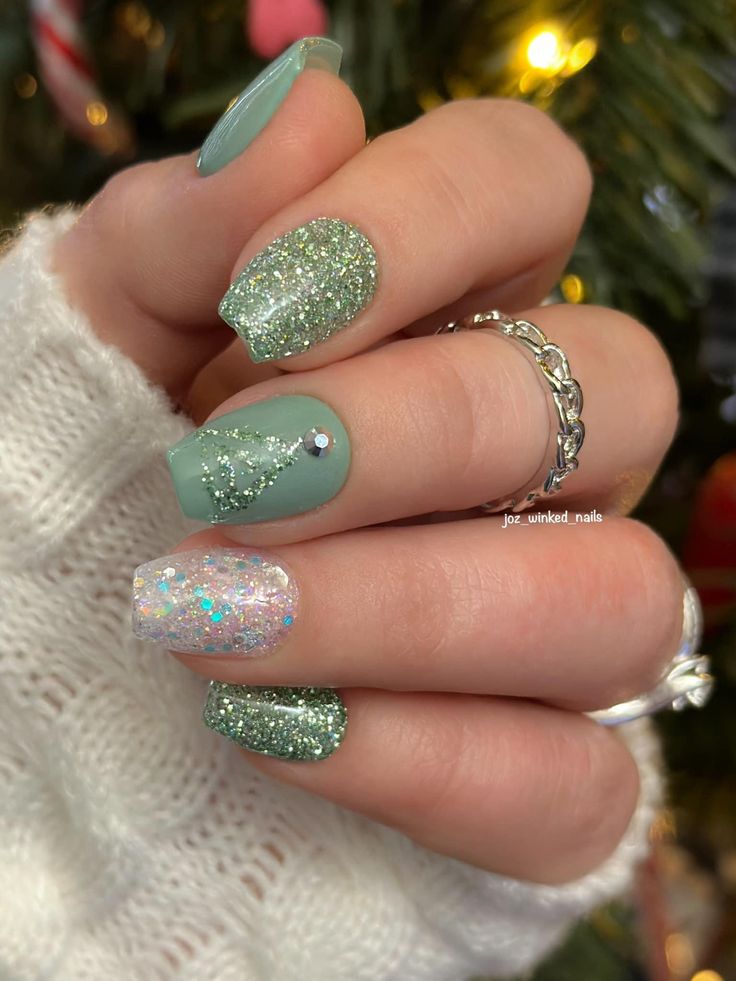 Christmas Colorstreet Nail Ideas, Dip Powder Nails Christmas Designs, Mommy And Me Christmas Nails, Winter Dipped Nails Ideas, Thankful Nails, Christmas Nail Dip Designs, Winter Dip Powder Nails, Christmas Nail Dip, Winter Dip Nails