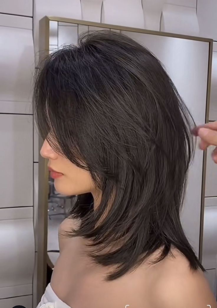 Stacked bob haircut Stylish short stacked bob haircut ideas Hairstyle Tutorials, Layered Hairstyles, Asian Short Hair, Hair Inspiration Short, Hairstyles For Layered Hair, Haircut Styles, Shot Hair Styles, Hair Stylies, Haircuts For Medium Hair