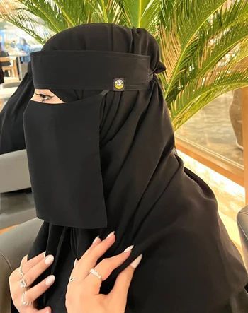 Saudi Niqab Aesthetic, Saudi Arabia Women Fashion, Saudi Niqab Style, Naqab Design Muslim, Henna Quotes, Saudi Niqab, Niqabi Fashion, Saudi Abaya, Mehndi Decoration